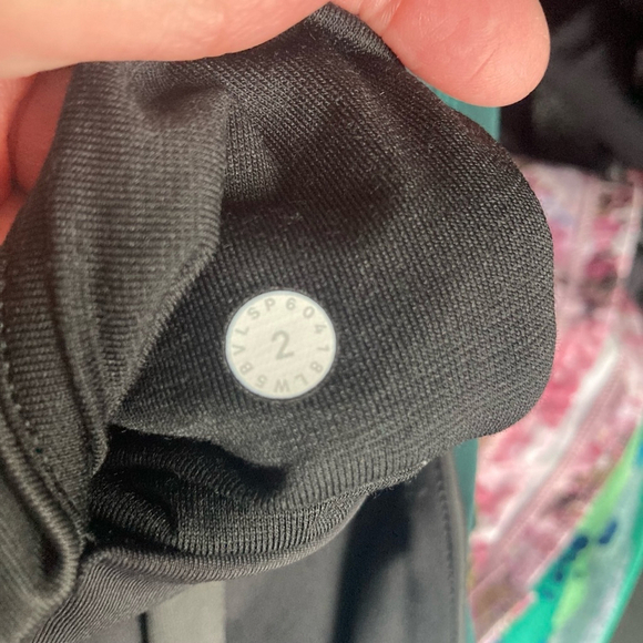 Lululemon leggings size 2 Black teo tone black fabric - Picture 4 of 6
